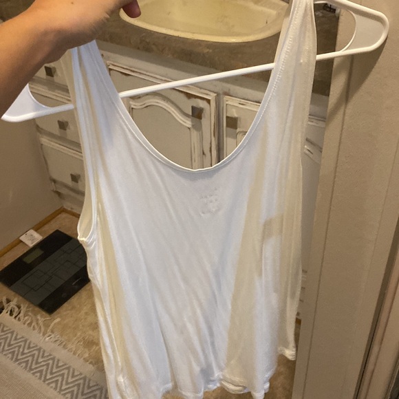 Loose white xs tank - Picture 3 of 3
